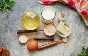 Paruoškite visus reikalingus ingredientus blynams su kepimo milteliais. Pieną ir kiaušinius išimkite iš šaldytuvo iš anksto, kad jie būtų...