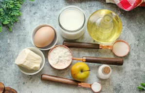 Paruoškite visus reikalingus ingredientus blynams su obuoliais. Pieną ir kiaušinius iš šaldytuvo išimkite iš anksto, kad jie būtų kambari...