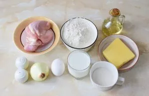 Paruoškite ingredientus. Miltus persijokite per sietelį, kad prisotintumėte juos deguonimi.