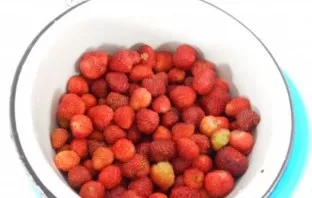 Nuskinkite braškių lapus ir nuplaukite. Tada jas nuplikome verdančiu vandeniu ir leidžiame nudžiūti.