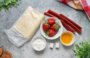 Paruoškite ingredientus. Perrinkite braškes, atitirpinkite sluoksniuotą tešlą.
