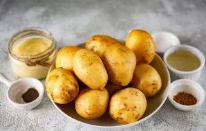 Paruoškite visus ingredientus. Jei turite jaunų bulvių, kruopščiai nuplaukite gumbus po tekančiu šiltu vandeniu.