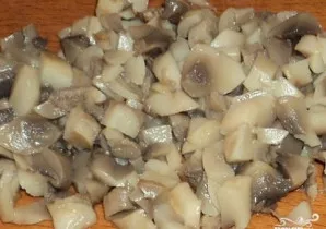 Grybus pirmiausia reikia nuplauti, nulupti ir pavirti. Po to šiek tiek atvėsinkite ir supjaustykite mažais gabalėliais. Jei neturite švie...