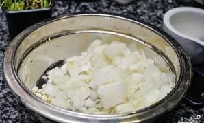 Rekomenduoju pradėti padažo. Nulupkite ir smulkiai supjaustykite svogūną bei česnaką. Keptuvėje įkaitinkite nedidelį kiekį augalinio alie...