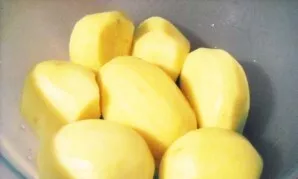 Nulupkite ir nuplaukite bulves ir virkite jas pasūdytame vandenyje, kol iškeps.