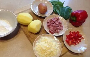 Paruoškime ingredientus. Nulupkite bulves, nuplaukite ir nusausinkite špinatų lapus. Dešrą ir papriką supjaustykite kubeliais. Sūrį sutar...