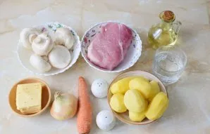Paruoškite reikiamus ingredientus. Nulupkite ir nuplaukite bulves.