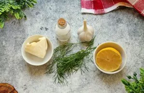 Paruoškite visus reikalingus ingredientus. Iš anksto išimkite sviestą iš šaldytuvo, kad jis suminkštėtų.