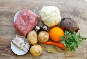 Paruoškite visus reikalingus ingredientus čigonų barščiams gaminti.