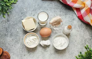 Paruoškite visus reikalingus ingredientus. Sviestą išimkite iš šaldytuvo iš anksto, kad jis suminkštėtų.