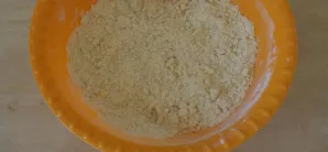 Smulkiai supjaustykite sviestą ir sumaišykite su miltais, sutrinkite į trupinius.