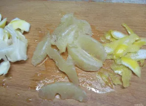 Pradėsime nuo įdaro. Nulupkite vienos citrinos žievelę, tada nupjaukite baltąją dalį ir išmeskite. Padalykite citriną į skilteles.