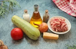 Paruoškite visus reikalingus ingredientus. Nuplaukite ir nusausinkite daržoves.