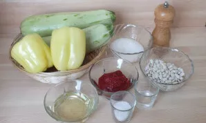 Paruoškite reikiamus ingredientus. Nuplaukite ir nuvalykite daržoves. Išmirkykite pupeles ir palikite 8 valandas.