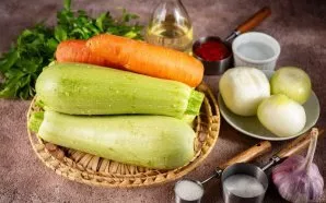 Paruoškite visus ingredientus. Nuplaukite visas daržoves. Nulupkite cukinijas ir, jei reikia, pašalinkite sėklas. Nulupkite ir nuplaukite...
