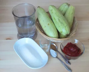 Paruoškite reikiamus ingredientus. Nuplaukite cukiniją ir nulupkite.