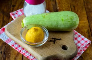 Paruoškite cukinijų kompoto ingredientus.
