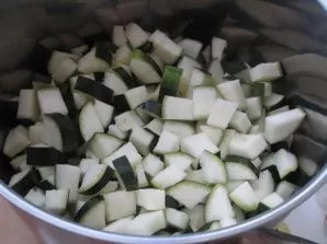 Jei turite jaunų cukinijų ir sėklos dar nesusiformavusios, tiesiog jas nuplaukite ir supjaustykite kubeliais. Jei cukinijos subrendusios,...