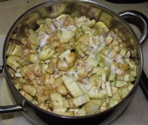 Baklažanus nulupkite, supjaustykite, pasūdykite ir palikite valandai.