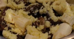 Įjunkite orkaitę ir leiskite jai įkaisti iki 180 laipsnių. Nuluptą bananą, datules ir citriną sudėkite į gilų dubenį, prieš tai išėmę sėk...