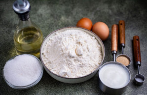 Visus ingredientus pasiruoškite pagal sąrašą. Prieš pradėdami gaminti, nedideliame puodelyje ant silpnos ugnies pašildykite pieną iki 35-...