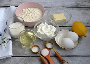 Paruoškite ingredientus pagal recepto sąrašą. Įjunkite orkaitę ir įkaitinkite iki 180 laipsnių.