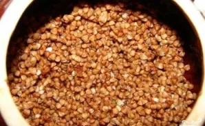 Grikių kruopas atrinkite, gerai nuplaukite šaltu vandeniu, pasūdykite pagal skonį ir sudėkite į molinį puodą.