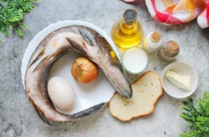 Paruoškite visus reikalingus ingredientus lydekai, įdarytai orkaitėje.