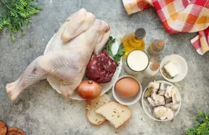 Paruoškite visus ingredientus. Svogūną nulupkite ir nuplaukite. Nuvalykite kepenėlių plėveles, atsargiai pašalinkite tulžies pūslę, nupla...