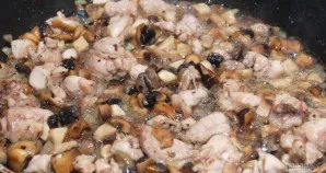 Nulupkite ir smulkiai supjaustykite svogūną. Apkepkite jį augaliniame aliejuje 4 minutes. Tada sudėkite vištieną, supjaustytą mažais gaba...