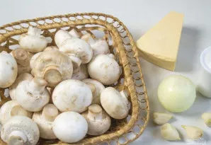 Pievagrybius galima rinktis bet kokio dydžio pagal jūsų pageidavimą. Dar mums reikės sūrio, svogūno ir žalumynų.