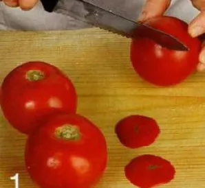 Pomidorus nuplauti, nusausinti. Nupjaukite dalį minkštimo nuo vaisiaus apačios.