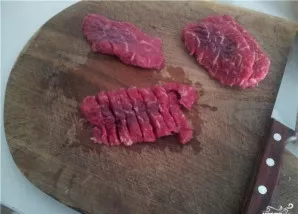 Jautieną supjaustykite kubeliais. Kiekvieno kubelio plotis apie 1–1,5 cm.