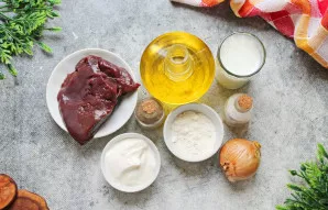 Paruoškite visus būtinus ingredientus troškintoms jautienos kepenėlėms su grietine.