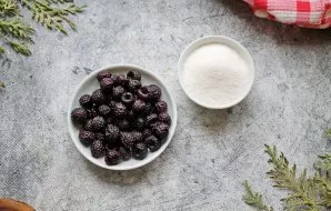 Paruoškite visus reikiamus ingredientus. Avietes išrūšiuokite, pašalindami pažeistas ir sugedusias uogas, sudėkite į sietelį. Nuplaukite ...