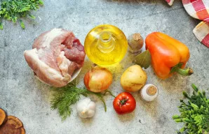 Paruoškite visus reikalingus ingredientus. Daržoves nulupkite ir nuplaukite.