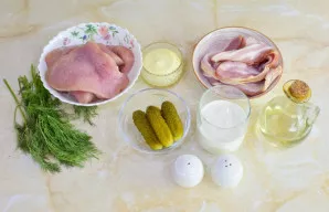 Patiekalui paruoškite reikalingus ingredientus. Kalakutieną patogu naudoti jau supjaustytą steikais.