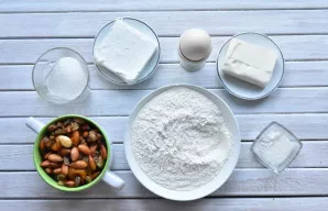 Paruoškite visus ingredientus. Šio kiekio pakanka vienam vidutinio dydžio stollenui. Į įdarą įdėkite riešutų ir mėgstamų džiovintų vaisių...