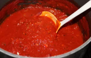 Pomidorų padažui paruošti pirmiausia reikia šiek tiek alyvuogių aliejaus įkaitinti ir pakepinti smulkintą česnaką. Tada įpilti padažo (ga...