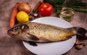 Nulupkite ir nuplaukite svogūną, morką ir česnako skilteles. Kruopščiai nuplaukite pomidorą ir citriną. Šviežius krapus nuplaukite tekanč...