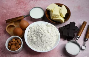 Paruoškite visus reikalingus ingredientus. Sviestas turi būti minkštas, todėl išimkite jį iš šaldytuvo maždaug 1 valandą prieš gaminimą.