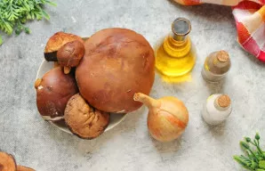 Paruoškite visus reikalingus ingredientus keptiems baravykams. Svogūną nulupkite ir nuplaukite. Jei naudojate šaldytus lepšius, išimkite ...