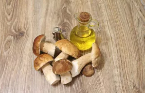 Paruoškite visus ingredientus. Grybus perrinkite ir kruopščiai nuvalykite. Nuplaukite po tekančiu vandeniu, būtinai pašalindami visus neš...