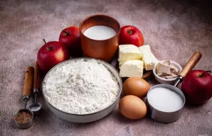 Visus ingredientus išdėliokite ant darbo stalo. Pieną pašildykite puodelyje iki 35-38 laipsnių temperatūros.