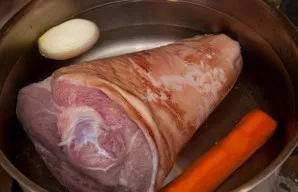 Koją nuplauname ir dedame virti kartu su nulupta morka ir svogūnu. Virti ne mažiau kaip 1 valandą, jei koja nedidelė. Didelę - apie 2 val...