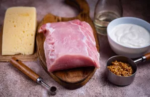 Paruoškite ingredientus. Kiaulienos gabalą nuplaukite šaltu vandeniu ir nusausinkite popieriniais rankšluosčiais.
Supjaustykite kiaulien...