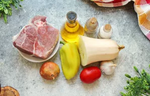 Paruoškite visus ingredientus. Daržoves nuplaukite ir, jei reikia, nulupkite.