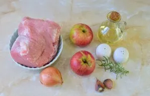 Paruoškite ingredientus. Galite naudoti kiaulienos sprandinę, kumpį arba nugarinę. Pasirinkite gabalą be kaulų.