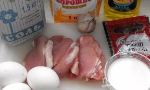 Paruoškite ingredientus. Mėsą atitirpinkite, kiaušinius išplakite su grietine, prieskoniais ir sutrintu česnaku iki vientisos masės.