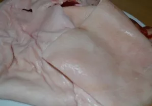 Pirmiausia paimame didelį kiaulienos odos gabalėlį (arba kelis mažesnius gabalėlius), nuplauname jį po tekančiu vandeniu, nusausiname ir ...